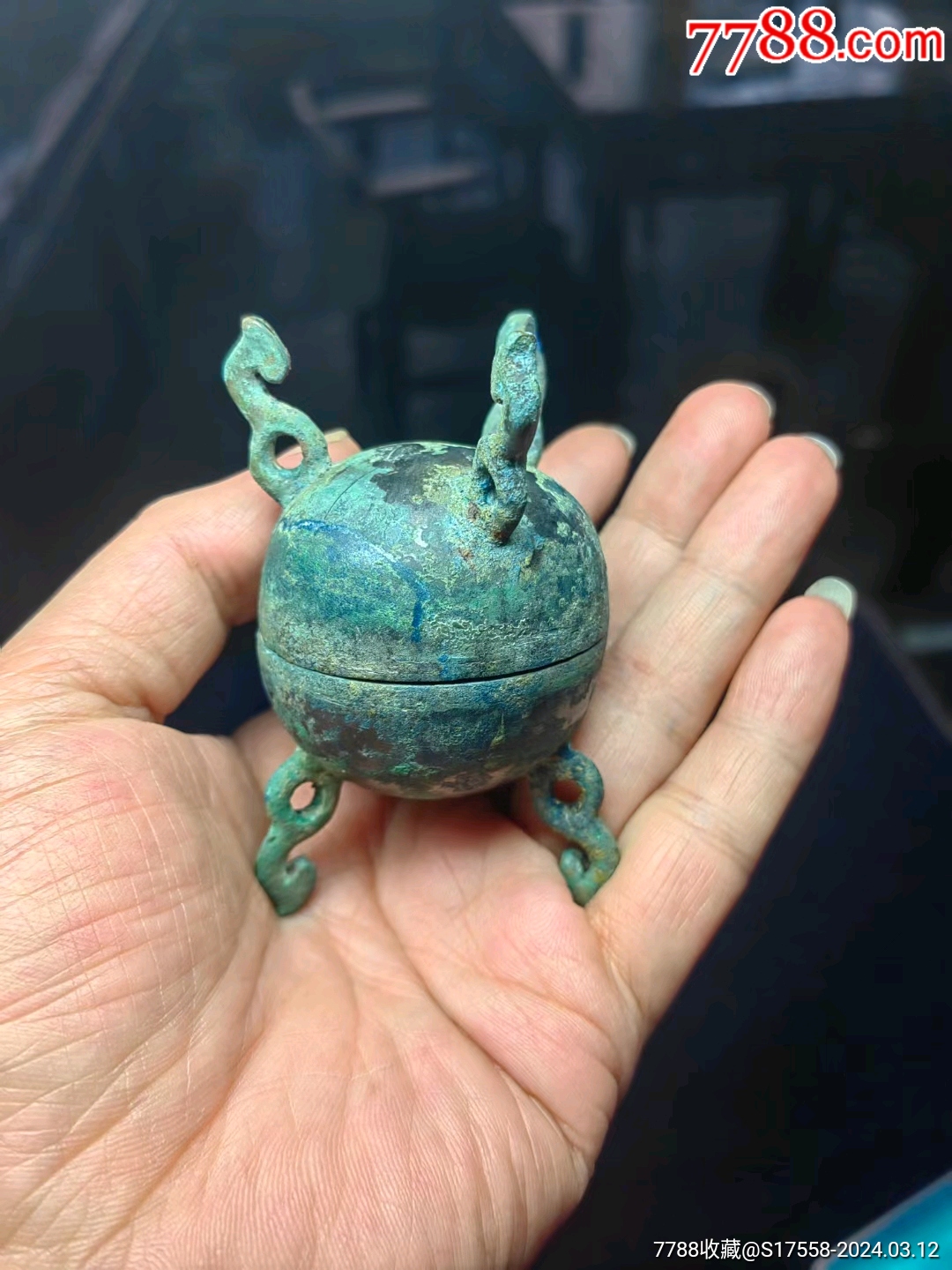 非常少见的汉代小铜鼎一件,盖上面是龙型钮