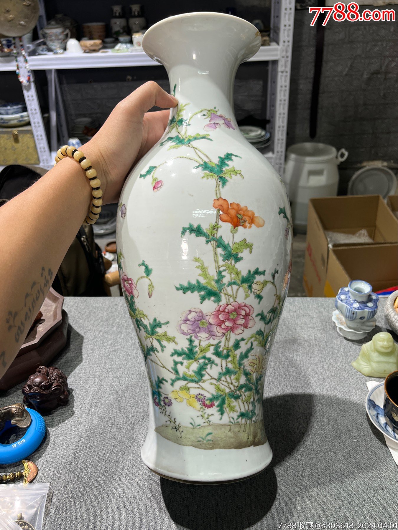 粉彩花卉瓶洪宪年制红款
