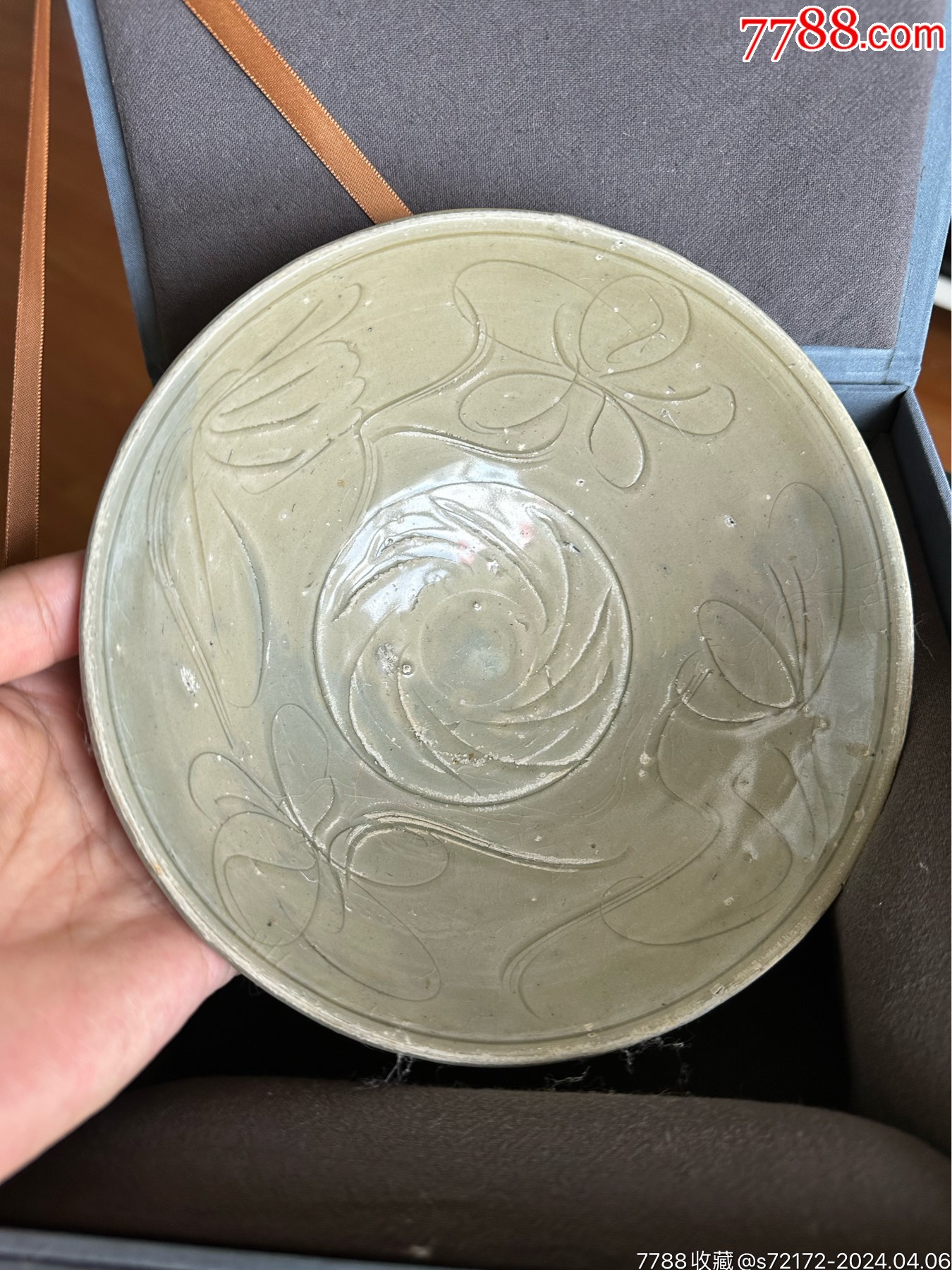 背颂龙泉金村窑系刻花大碗,釉水非常亮,玻璃质感强,口径18尺寸大