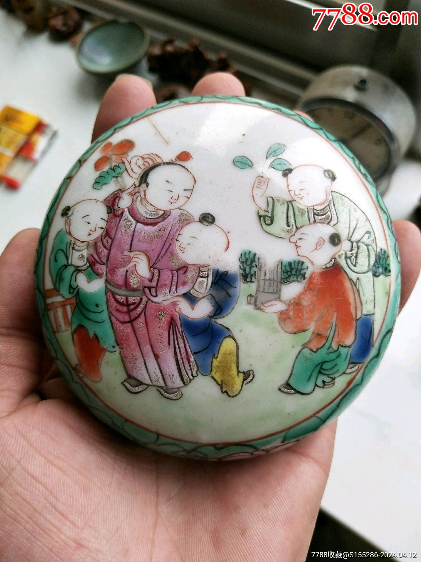 清中期粉彩人物印泥盒粉盒盖子粉彩大人物，直径9.5厘米，品相如图