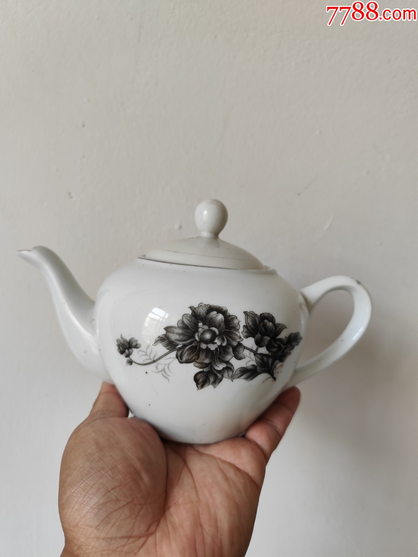 几十年的瓷壶，内口有一条一厘米长的窑裂，其余完好，没有磕，没有冲线