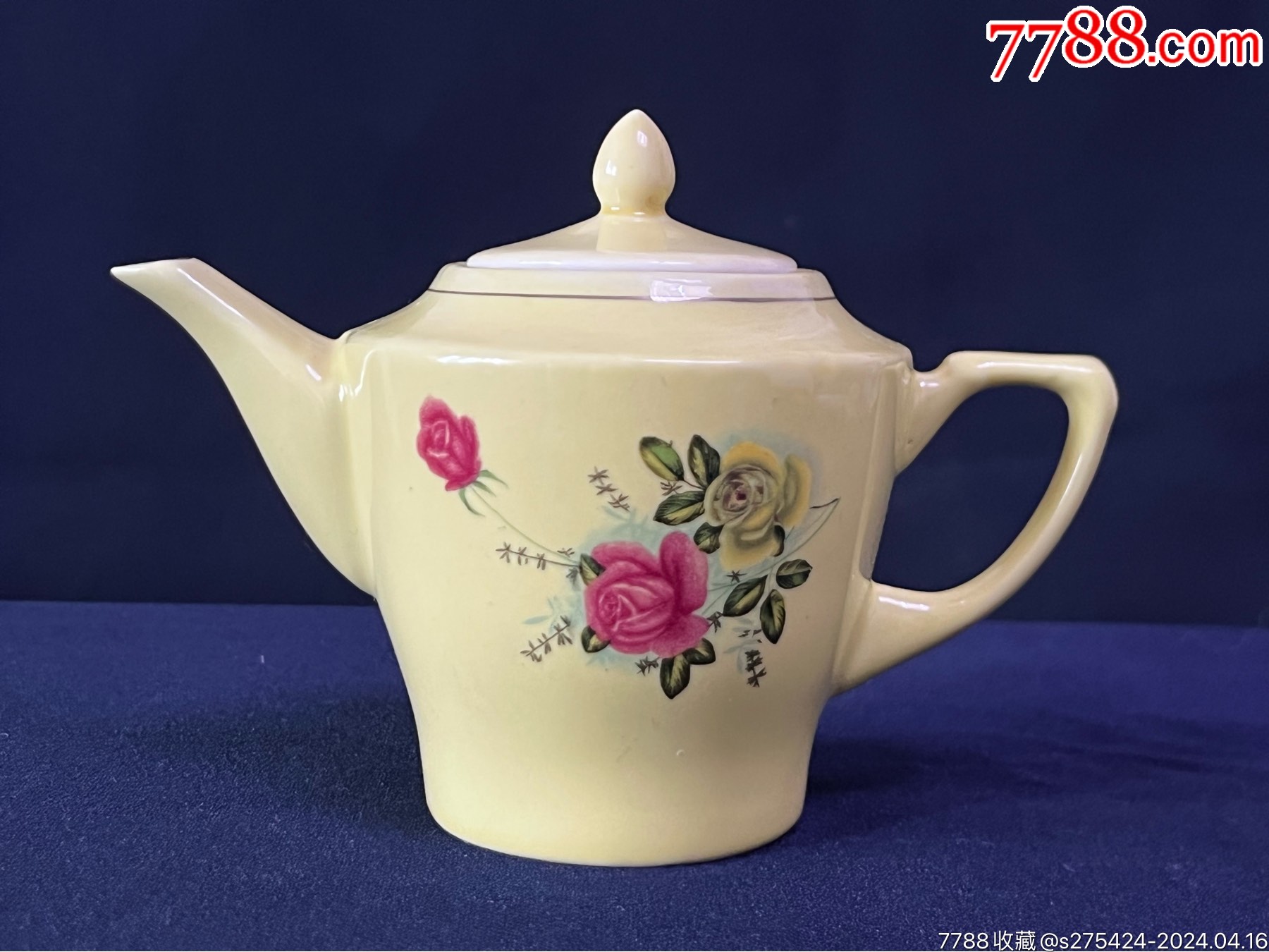 花瓶 康熙年製 黄釉青華 獅子蓋付き唐草花蝶柄 壺 八十年代花卉图案黄釉瓷酒壶3茶壶怀旧民俗古玩老物件_茶壶_图片价格_
