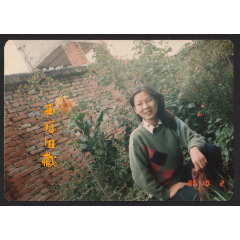 八十年代老照片，花园里，穿着漂亮针织毛衣的姑娘