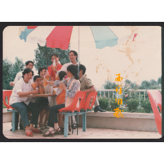 八十年代老照片，一家人喝汽水的夏日时光