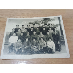 文*七十年代北京大兴县黄村公社教师代表合影照片，15X11.5公分