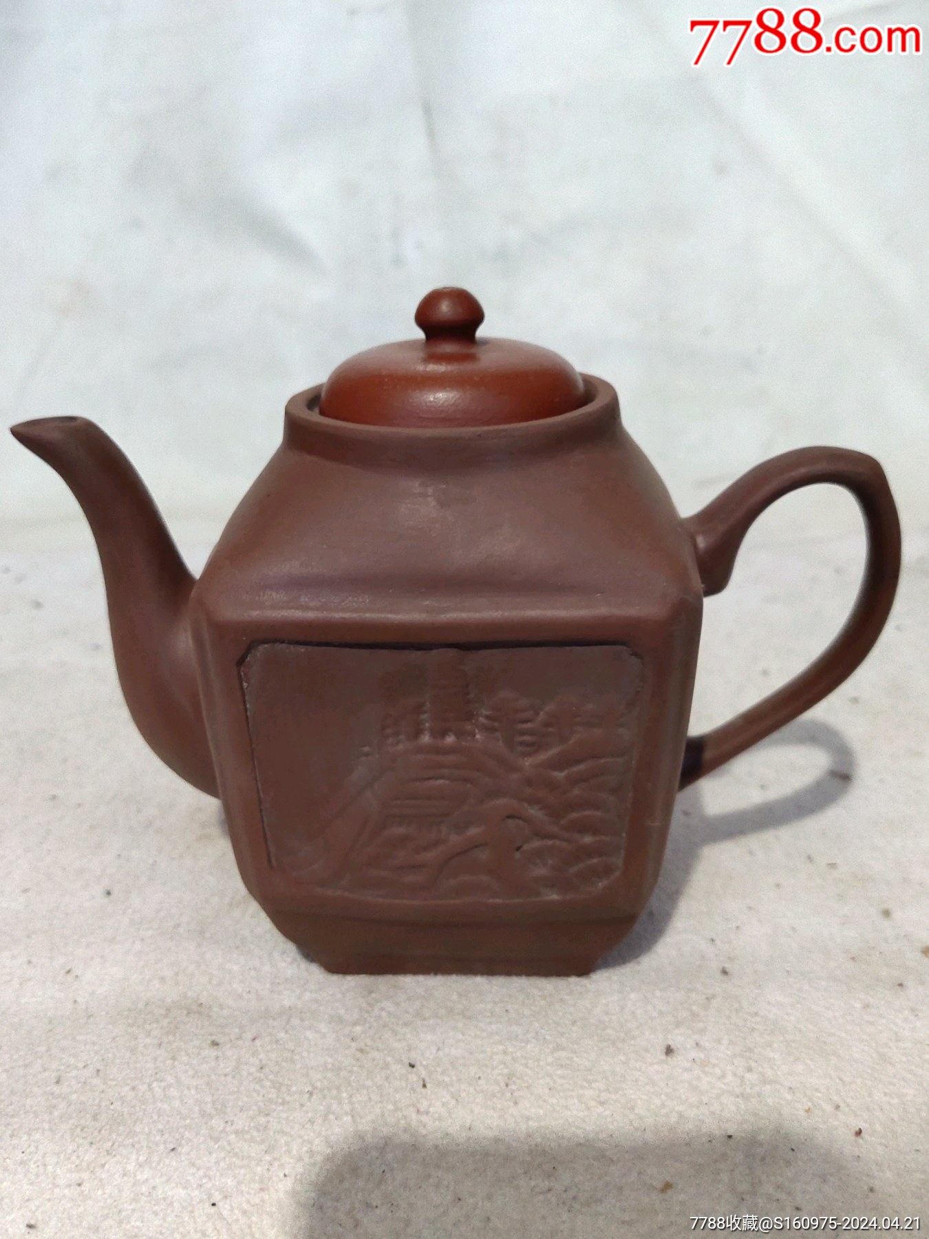 60年代浮雕山水延安宝塔山方形紫砂壶一个，完整。盖子后配，余完整