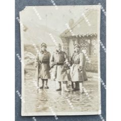 伪满洲国时期伪满境内驻扎的日军第1师团步兵第1联队的三名士兵在传统中式建筑前-￥120 元_老照片_7788网