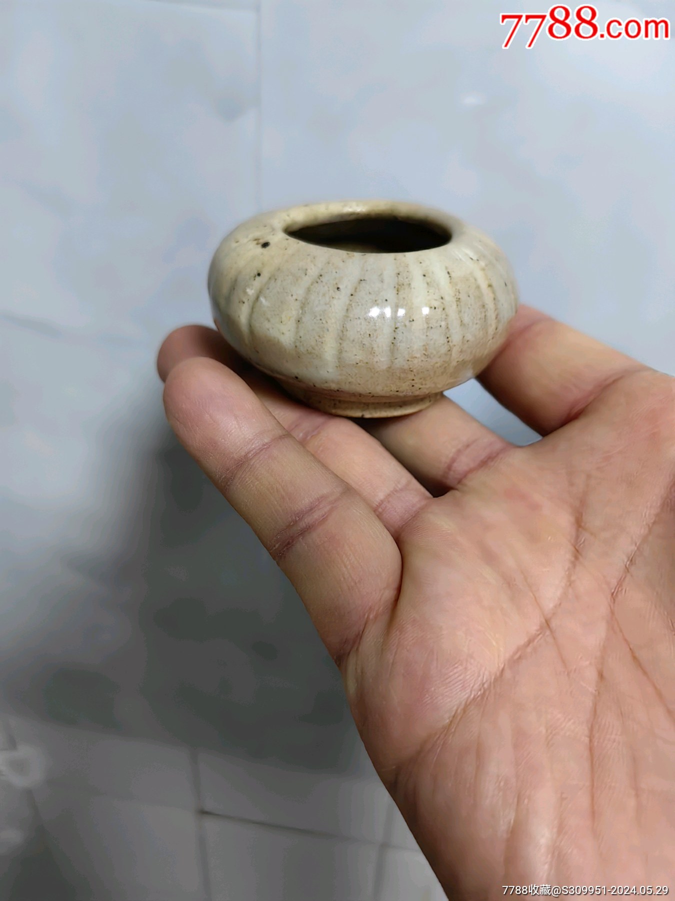 辽金时期白釉瓜棱形水盂，品相完整，直径6公分，高度3公分，水丞水盂