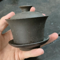 紫砂小碟子,有一个小磕,没有冲线,直径9厘米,如图所示