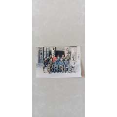 彩色照片，80-90年代，11人合影。门口多幅挂牌-河北省人民*院保定分院，*记
