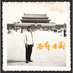 七十年代老照片，北京天安门广场上的麻花辫子姑娘