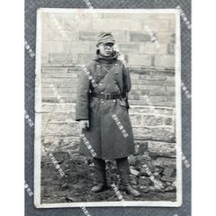 抗战时期河北省井陉县、平山县一带身穿军大衣的日军“平山县警备队”队员留影照一枚