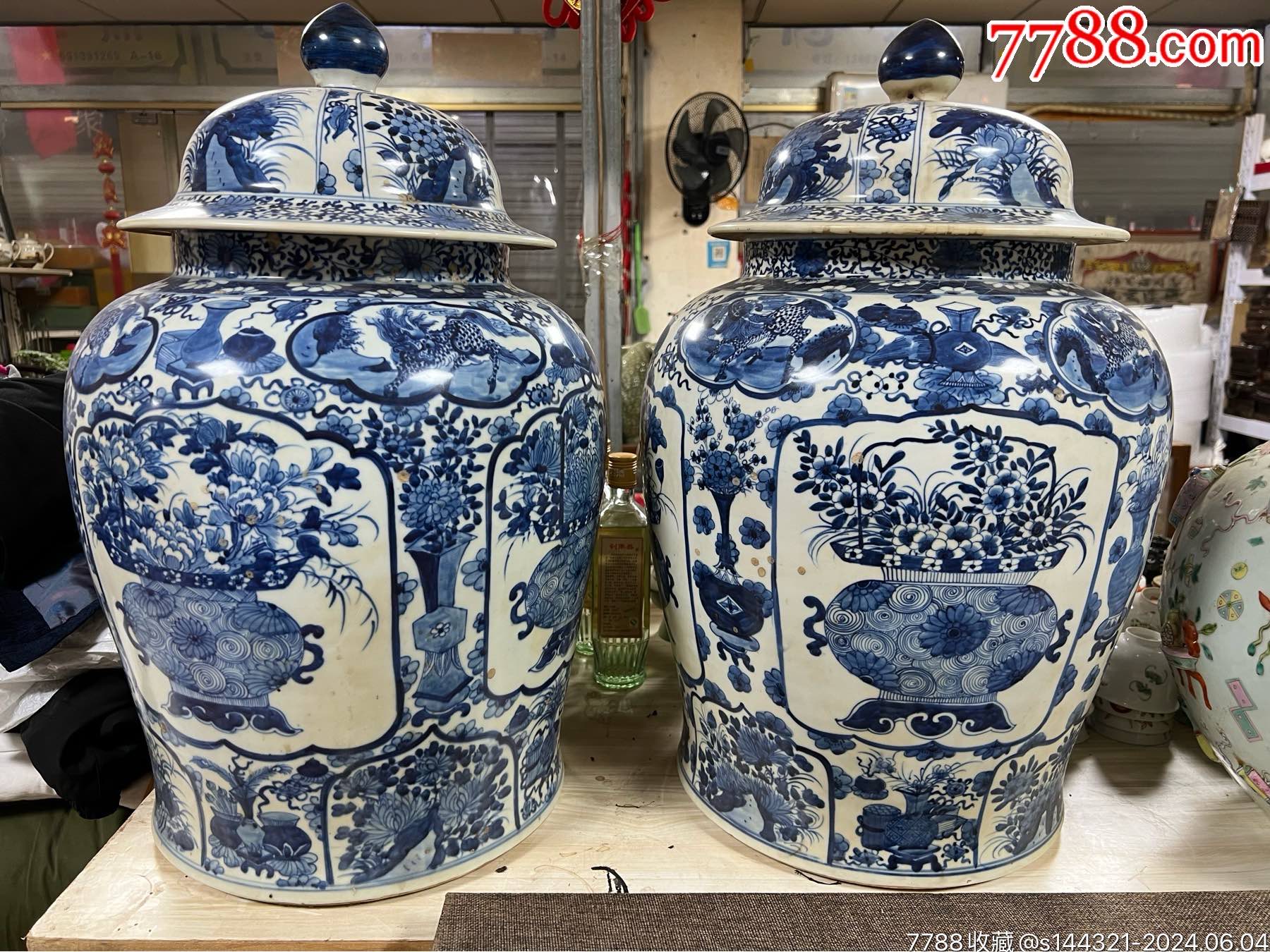 201将军罐 清代 清代康熙回流青花将军罐一对，高度61.5cm，肚径约36.5cm，全品无损