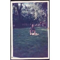美女坐在草地上留影