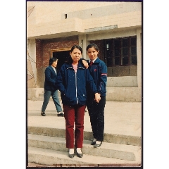 80年代美女穿运动服长裤丝袜皮鞋合影