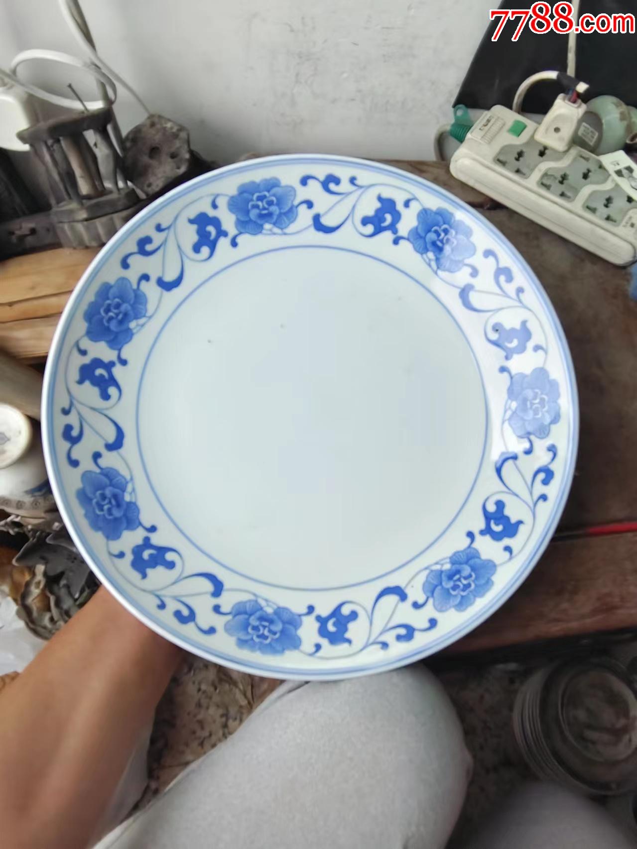 六七十年代景德镇制篆书四字底款直径31厘米釉下三篮圈边饰缠枝芙蓉花