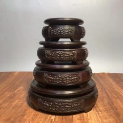 晚清珍藏紫檀木底座一套。尺寸：最大直径15厘米，最小直径10厘米，老