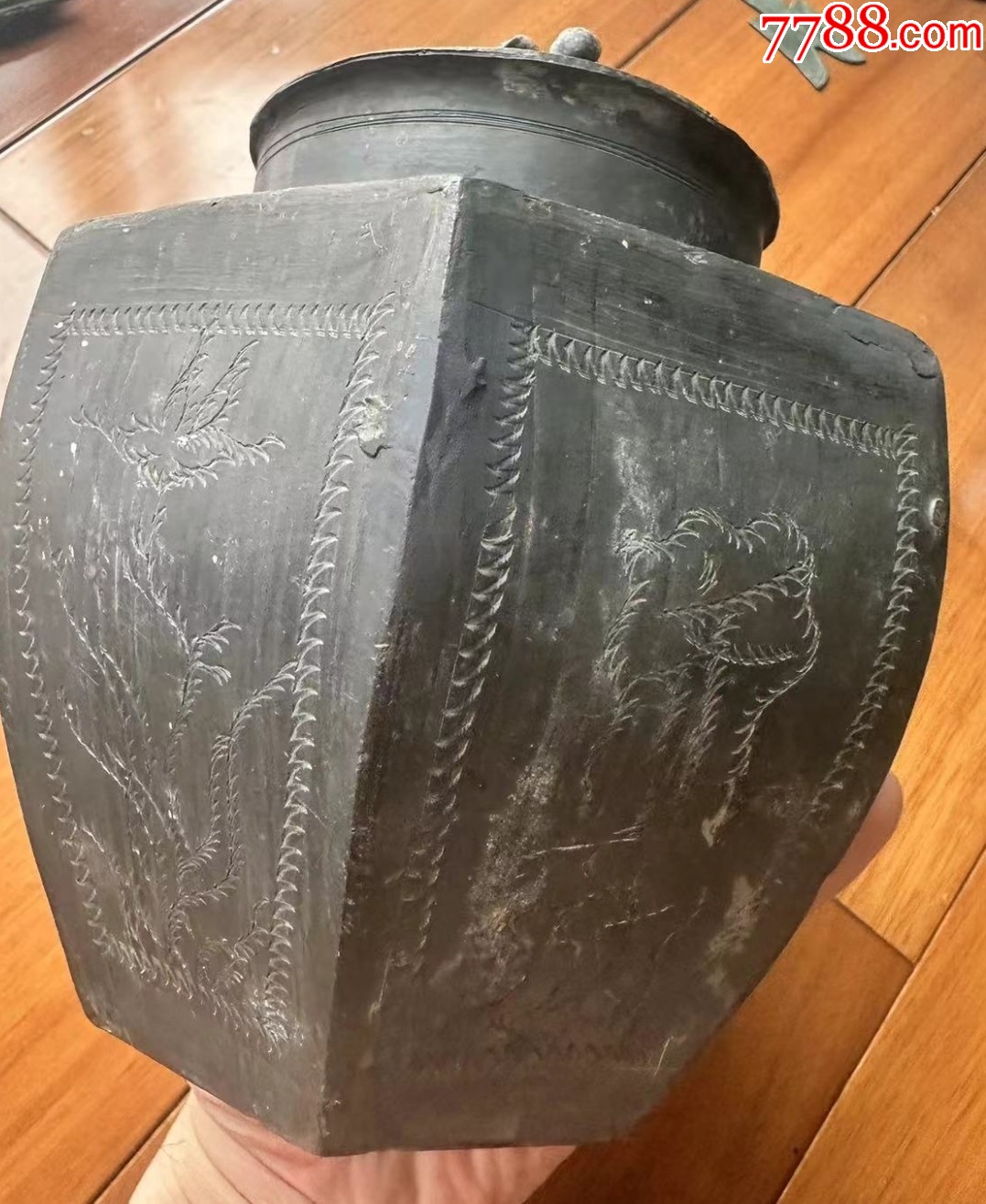 聞德評(píng)級(jí)：極美品85分--錫質(zhì)鍍鉻鏨刻花卉紋六方茶葉罐：帶原蓋（本站已鑒定）_價(jià)格666元【優(yōu)品好店】_第5張_7788收藏__收藏?zé)峋€