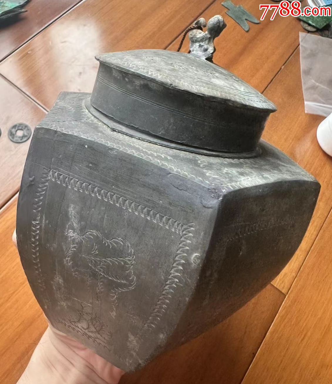 聞德評(píng)級(jí)：極美品85分--錫質(zhì)鍍鉻鏨刻花卉紋六方茶葉罐：帶原蓋（本站已鑒定）_價(jià)格666元【優(yōu)品好店】_第7張_7788收藏__收藏?zé)峋€