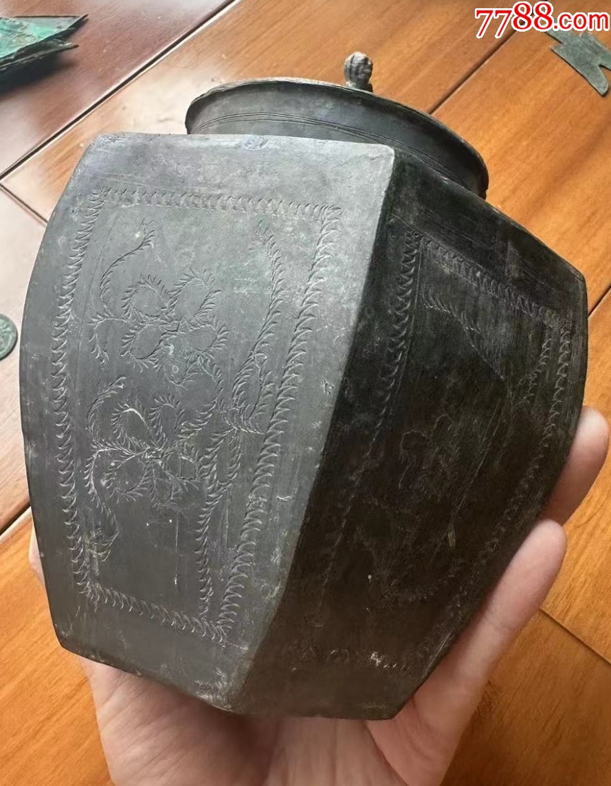 聞德評(píng)級(jí)：極美品85分--錫質(zhì)鍍鉻鏨刻花卉紋六方茶葉罐：帶原蓋（本站已鑒定）_價(jià)格666元【優(yōu)品好店】_第8張_7788收藏__收藏?zé)峋€