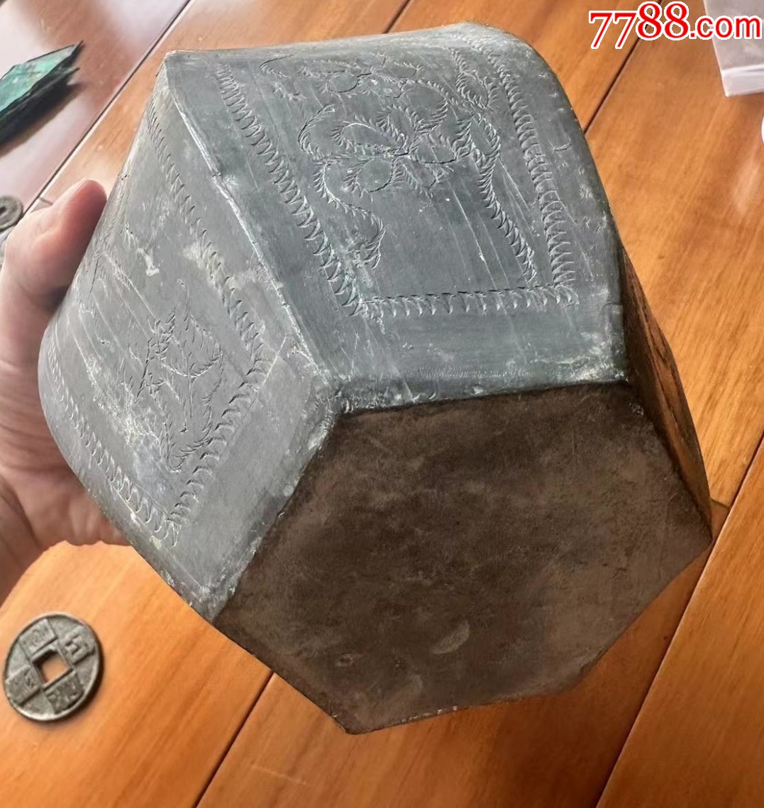 聞德評(píng)級(jí)：極美品85分--錫質(zhì)鍍鉻鏨刻花卉紋六方茶葉罐：帶原蓋（本站已鑒定）_價(jià)格666元【優(yōu)品好店】_第11張_7788收藏__收藏?zé)峋€