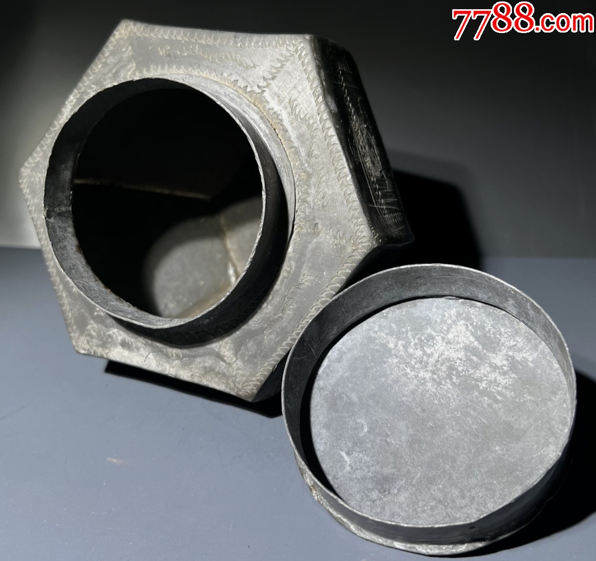 聞德評(píng)級(jí)：極美品85分--錫質(zhì)鍍鉻鏨刻花卉紋六方茶葉罐：帶原蓋（本站已鑒定）_價(jià)格666元【優(yōu)品好店】_第14張_7788收藏__收藏?zé)峋€