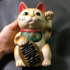 日本老年份彩绘老存钱罐招财猫，橘猫造型，高18宽11厘米左右，年份很好，底部非常