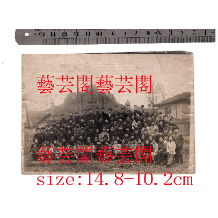 约1950年后一集体合影在一处古建牌楼前合影，大概是苏州太湖一带，老照片