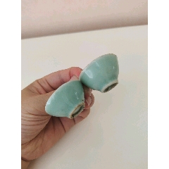 清代豆青釉酒杯一对
