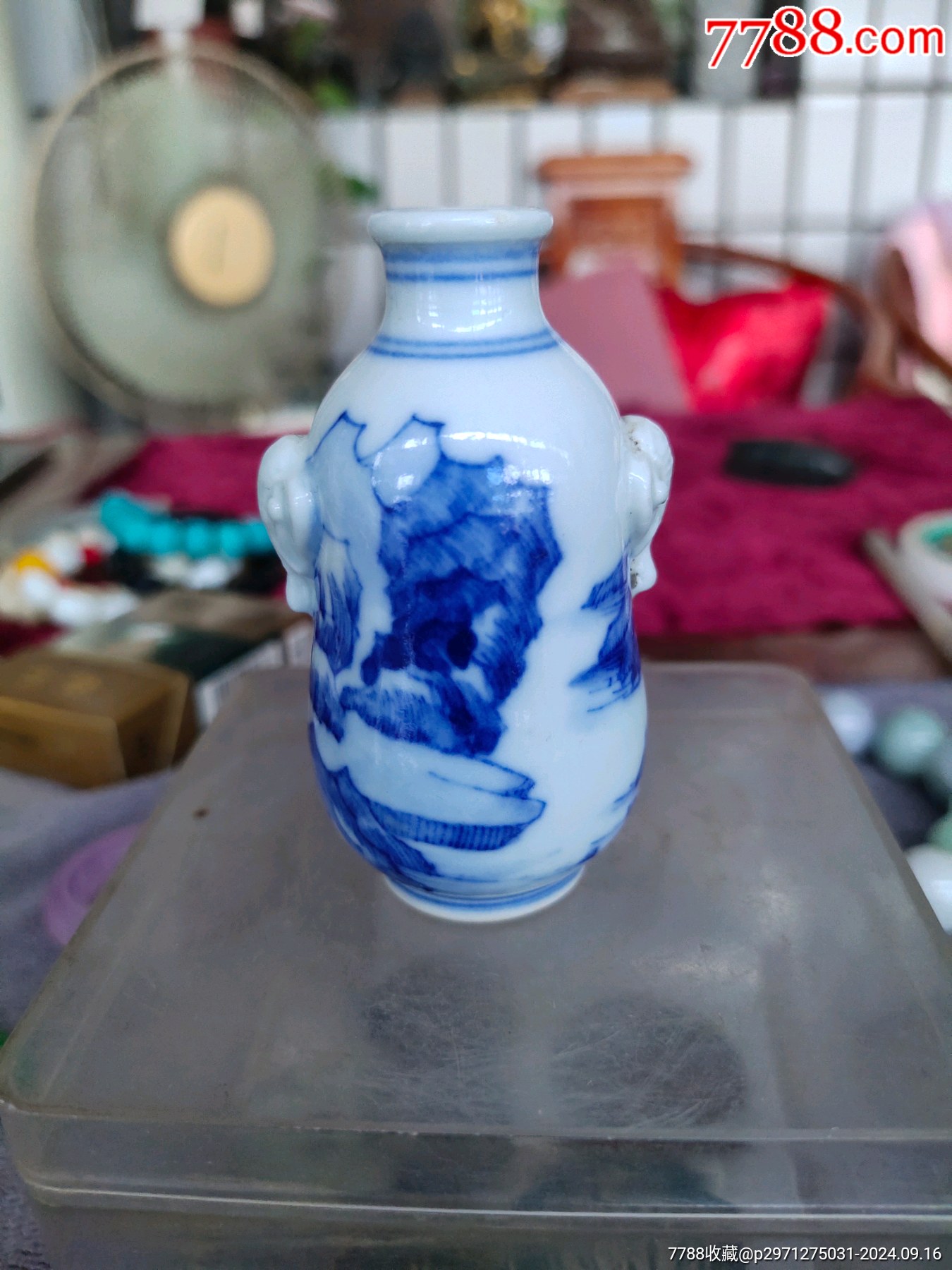 清代康熙翠毛蓝青花山水象耳小药瓶，鼻烟壶一个，底款成化年制，完整