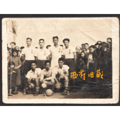 民国老照片，1946年运动场上的青华足球队合影老照片