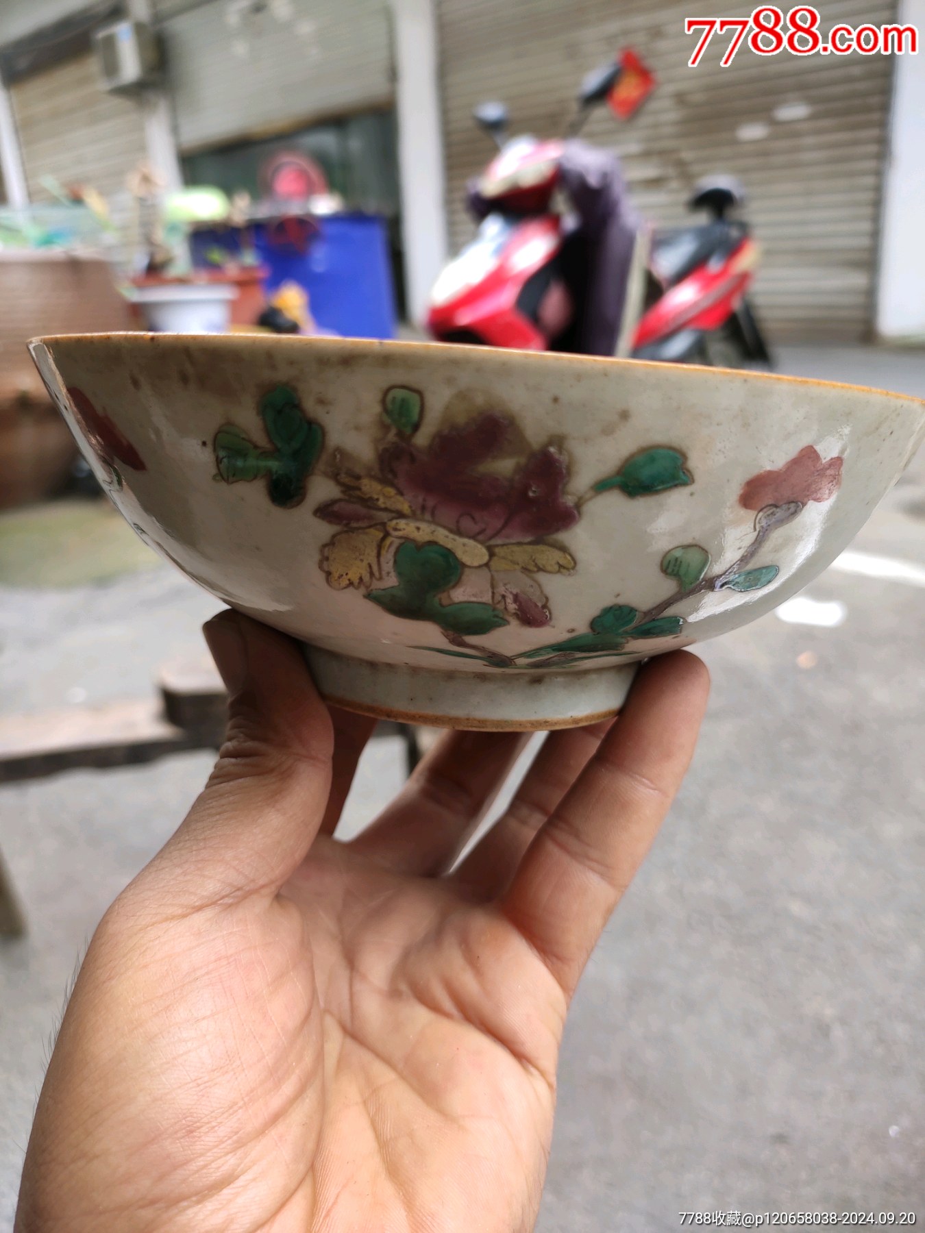清 粉彩人物紋四方碗 大清同治年制款 中国 古美術 A famille-rose and blue and white 'lotus' bowl, Mark and period of
