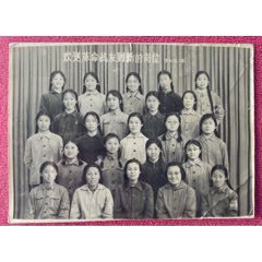 老照片：1970年欢送革命战友到新的岗位（女学生戴红＊兵袖标，都是长辫子）