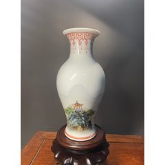 567瓷器／景德镇六字世宁款细路粉彩花瓶／高度约17厘米／口径5.8厘米