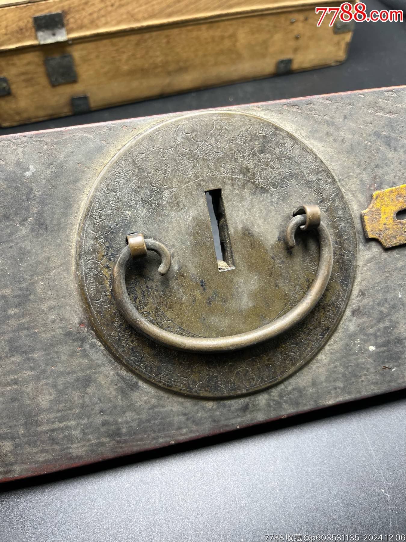 民国时期的铜拉手,抽屉板上的经典设计,刻绘缠枝花卉纹,直径10