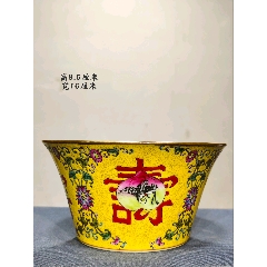 大清雍正年制】黄釉粉彩祥云五龙纹碗。?图中碗通体黄釉打底，粉