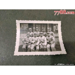 手拿紅寶書的軍人合影_風雅書亭