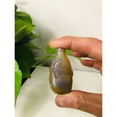 清代纯手工雕刻玛瑙鼻烟壶，俏色巧雕，内堂掏的非常薄，手感很轻，保存