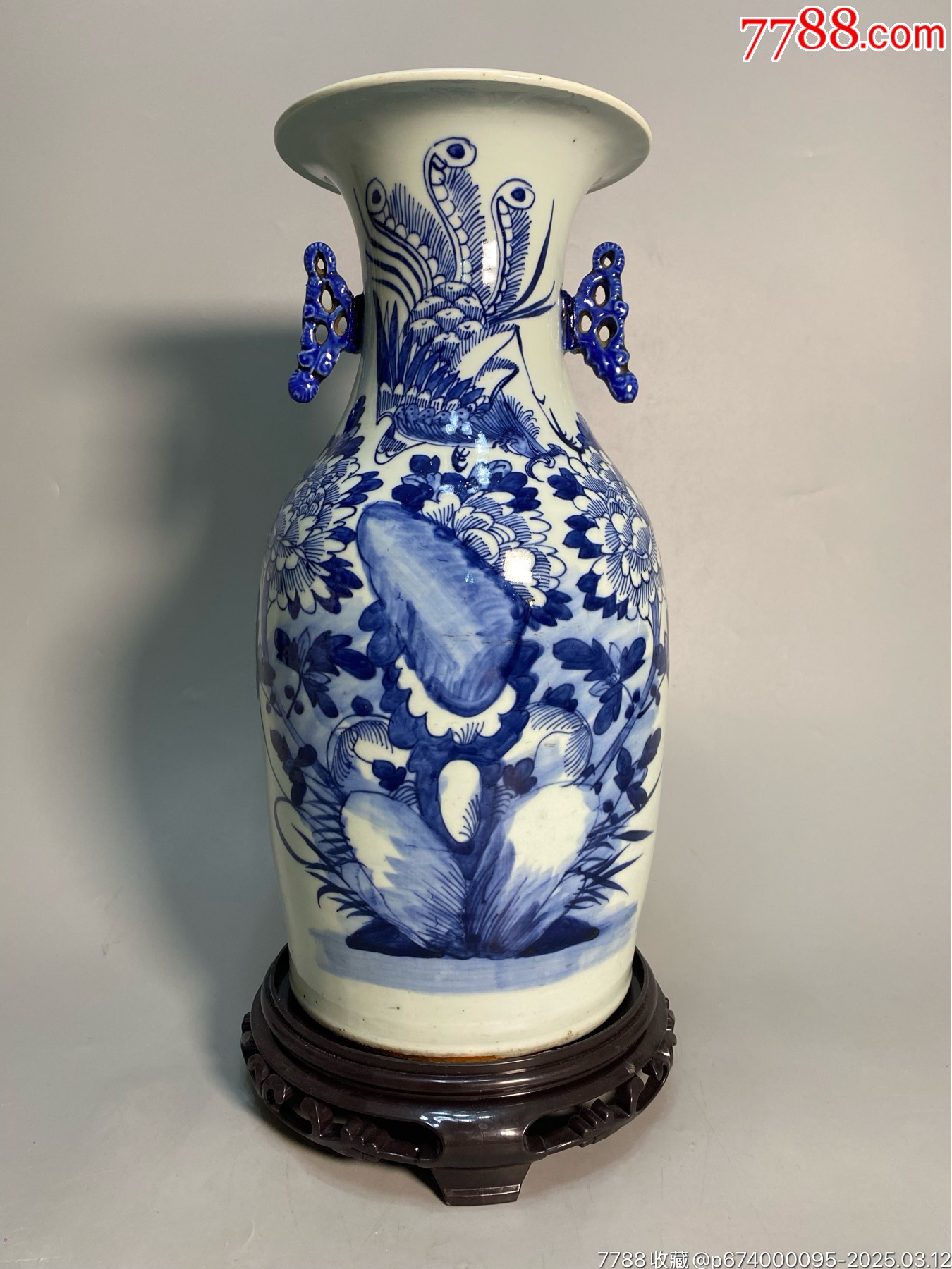 清代青花凤凰戏牡丹嫁妆瓶一只。画工精美器形规整，粘老耳朵炸底