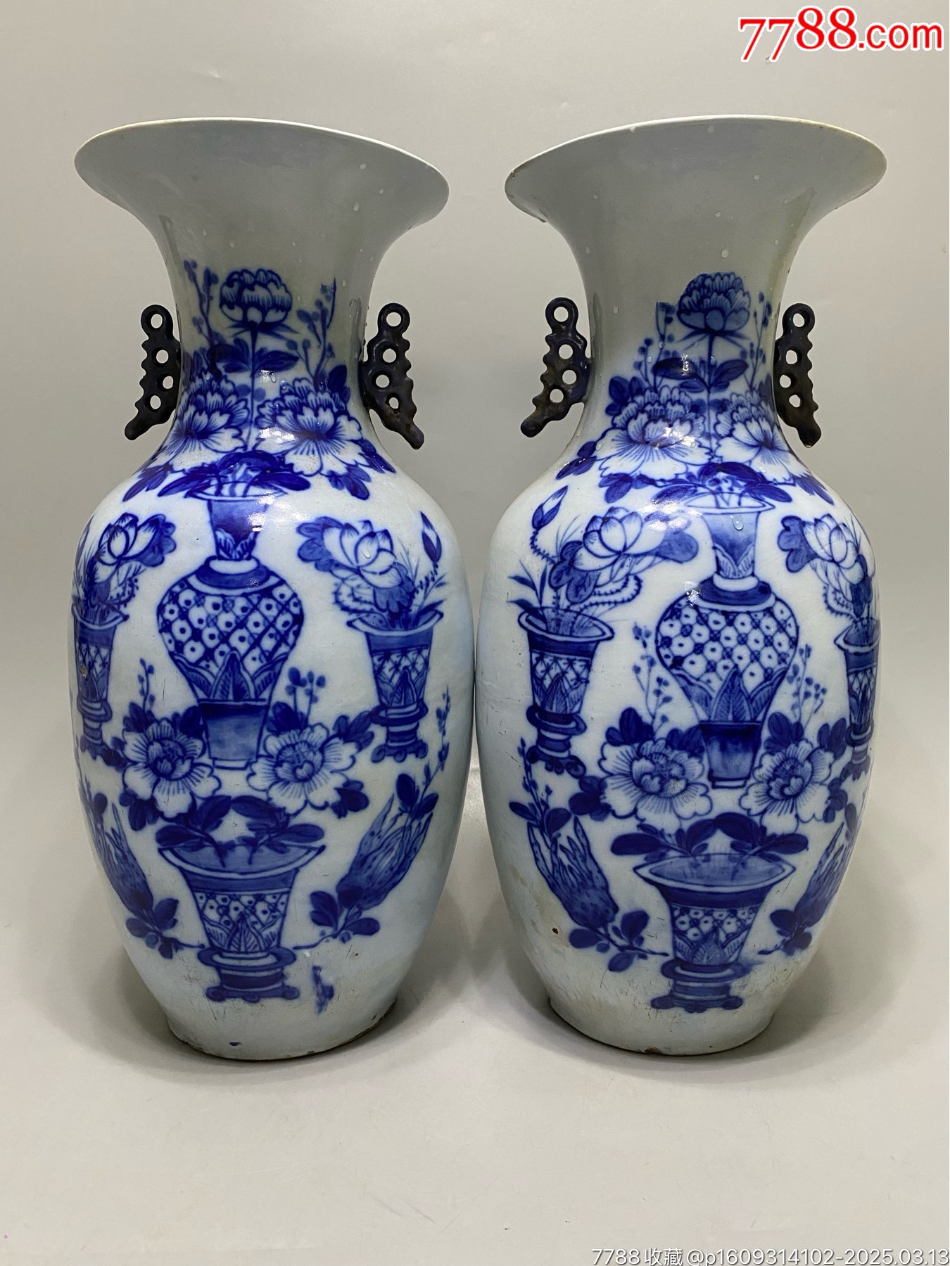 清代北方青花博古嫁妆瓶一对。画工精美，器型规整，一只背侧有纹
