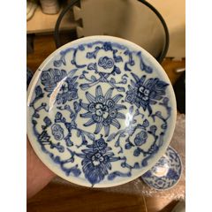 清朝道光時(shí)期青花纏枝蓮青花盤(pán)一個(gè)直徑14厘米盤(pán)口一處一厘米未施釉不算毛病