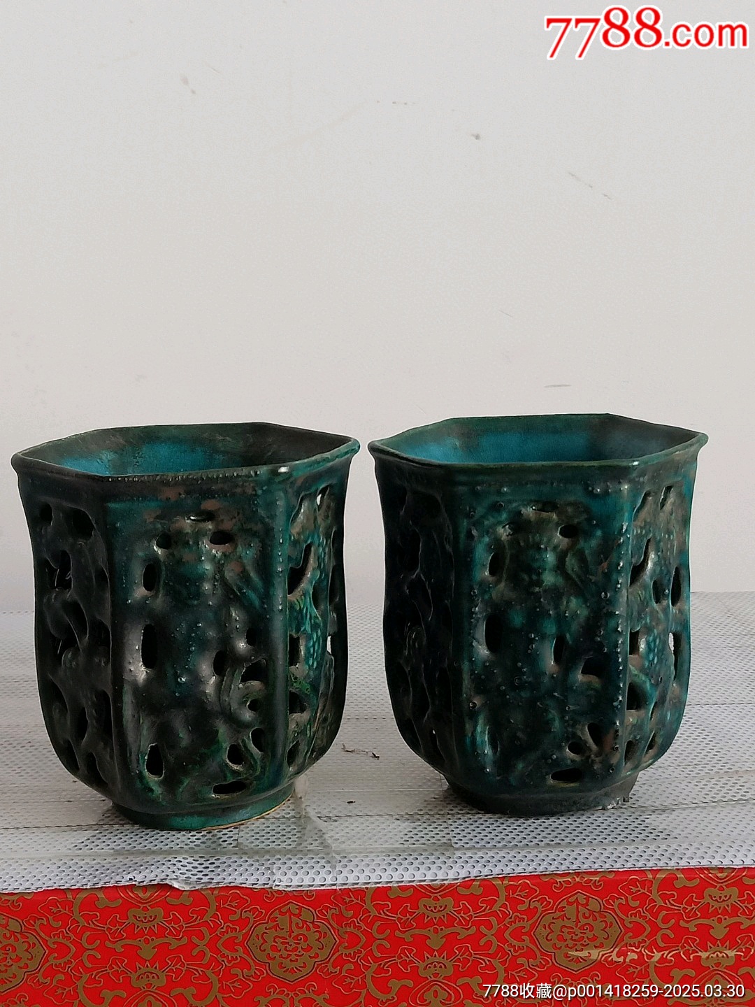 下乡收来柴窑双层镂空杯子一对,器型端正,雕刻精致,保存完整无磕碰