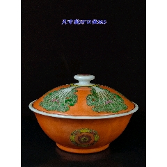 清雍正斗彩花卉双耳瓶一对。器型漂亮，瓷胎端正，全手工制作，瓷质细腻