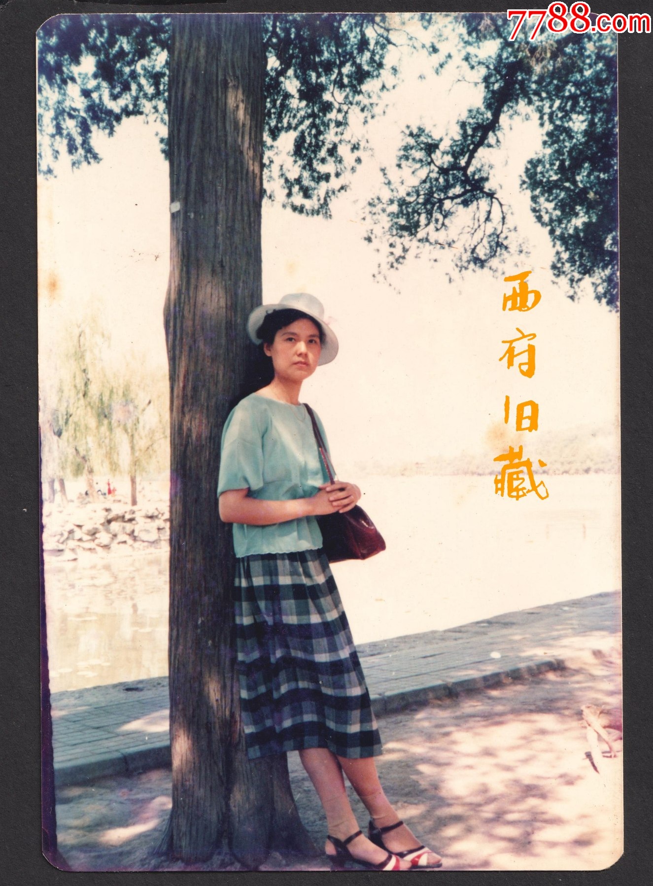 八十年代老照片，一位穿着素雅的女士人像老照片西府旧藏【7788收藏收藏热线】 