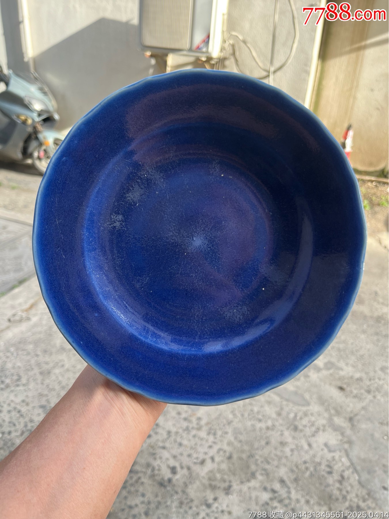 清代乾隆时期霁蓝釉祭葵口盘，全美品！直径20.2公分，成色完美无瑕，是