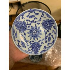 清道光時(shí)期青花纏枝蓮青花賞盤(pán)一個(gè)（直徑14厘米）盤(pán)正面輕微窯裂不透其余全品包