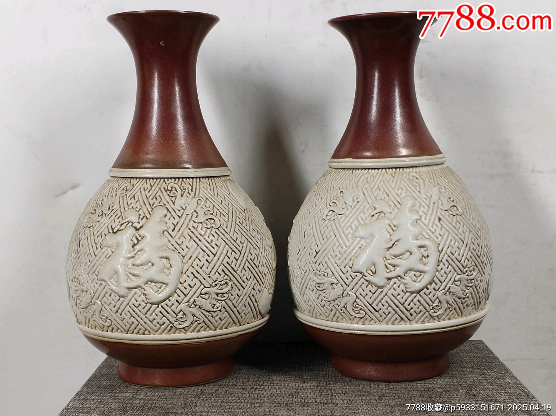 大清乾隆年製，“玉壶春”瓶一对，高浮雕雕刻保存完整，收藏佳品。-彩绘