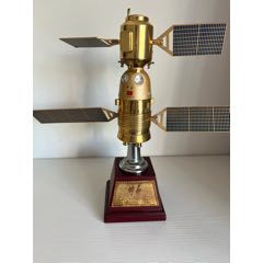 神舟六號(hào)擺件一座（包郵）(se106262496)_榛子老貨