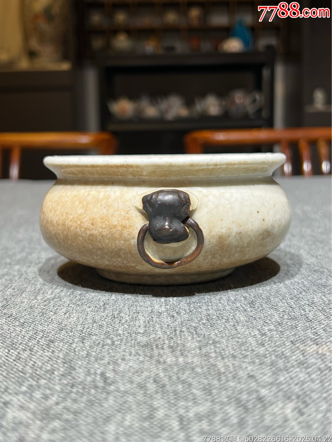 清代乾隆时期哥釉「阴阳两色」双衔环瑞兽耳香炉