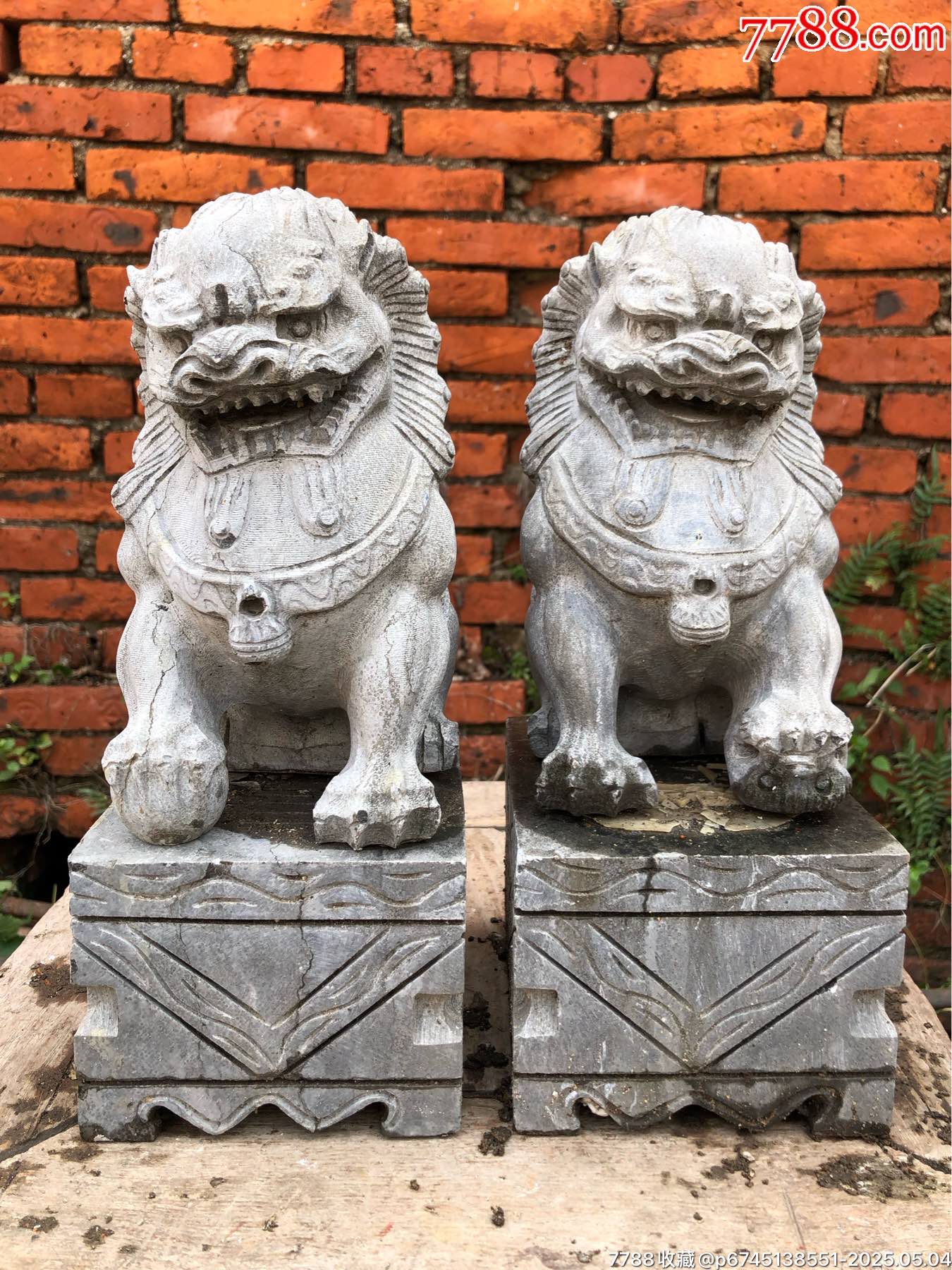石狮子一对，完整，石质非常坚硬，做工好，细节处理完美，整石雕刻